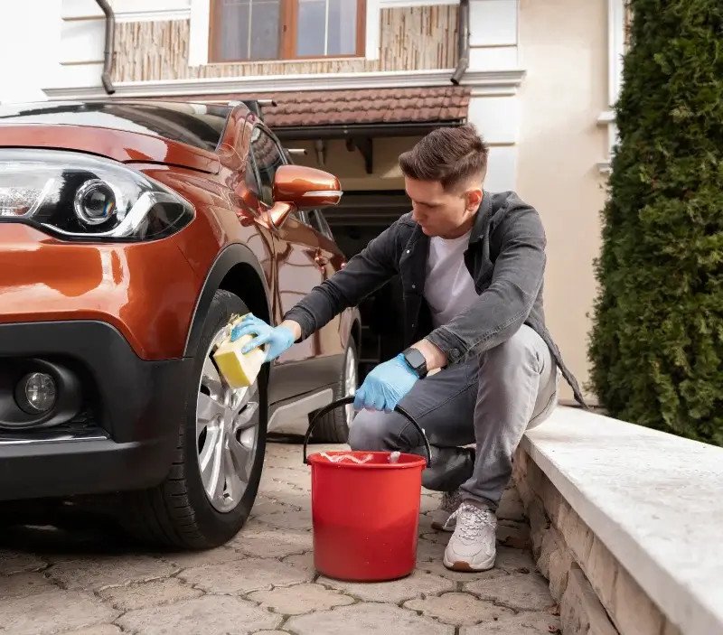 Lavage auto à domicile Gardes-le-Pontaroux : professionnel intervenant sur un véhicule